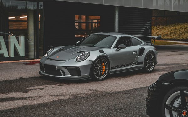 Quels sont les avantages de l'utilisation d'un couvre volant en cuir pour la préhension dans une Porsche 911?